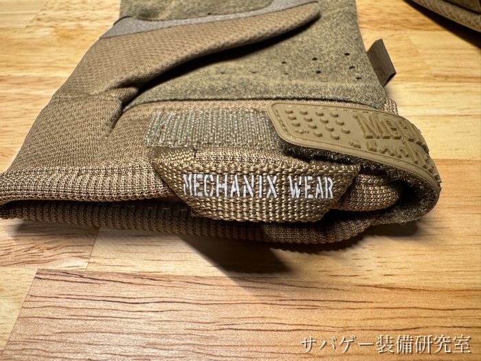 管理人が買ったメカニクスウェア オリジナルグローブ(コヨーテ L):手首の引き手の「MECHANIX WEAR」の刺しゅうと樹脂の留め具