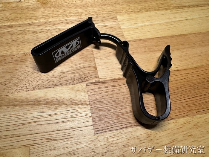 管理人が買ったメカニクスウェア グローブクリップ:ロゴ入りのベルト通しと、洗濯ばさみのような形のクリップを、黒いつなぎでつないだ形