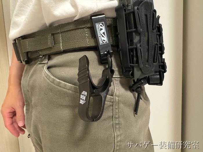 管理人のメカニクスウェア グローブクリップ:OD色のベルトに通すと、クリップが下にぶら下がる