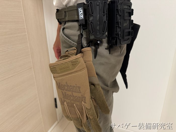 管理人のメカニクスウェア オリジナルグローブ(コヨーテ L)をグローブクリップに挟んで腰に下げたところ(横から)
