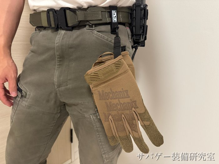 管理人のメカニクスウェア オリジナルグローブ(コヨーテ L)をグローブクリップで腰に下げたところ(前から)