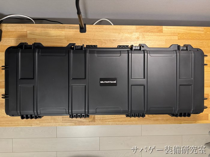 MILITARY-BASE ワイドライフル ハードケースの正面(中央にMILITARYBASEの銘板)
