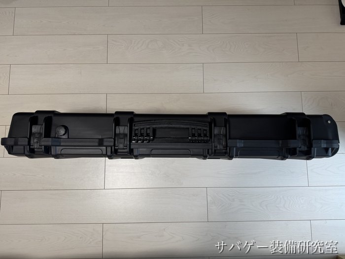 MILITARY-BASE ワイドライフル ハードケースを横から見た長い辺(取っ手とロック)