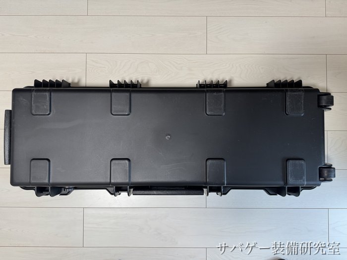 MILITARY-BASE ワイドライフル ハードケースの裏側(四角い足が8つ・端に車輪)