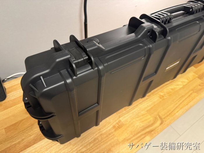MILITARY-BASE ワイドライフル ハードケースの左の端(角に出っ張りのある形)