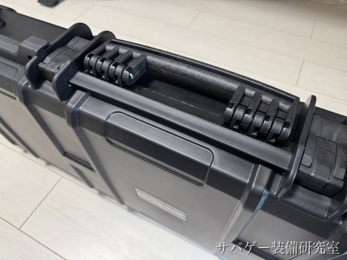 MILITARY-BASE ワイドライフル ハードケースの長い辺の取っ手(寝かせた状態)