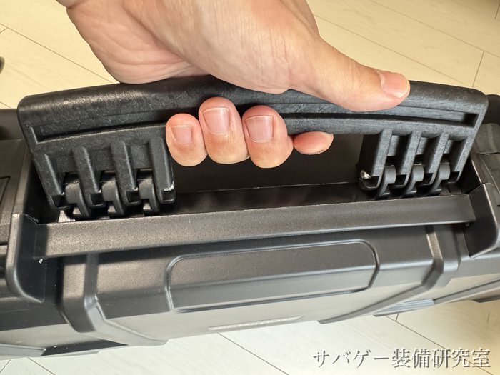 MILITARY-BASE ワイドライフル ハードケースの長い辺の取っ手を握ったところ