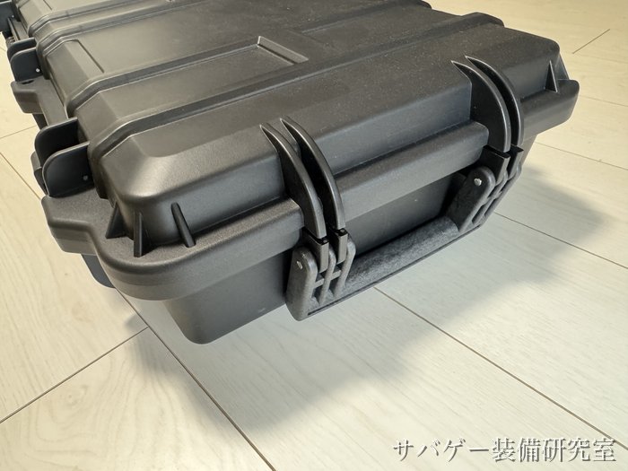 MILITARY-BASE ワイドライフル ハードケースの短い辺の取っ手(たたんだ状態)