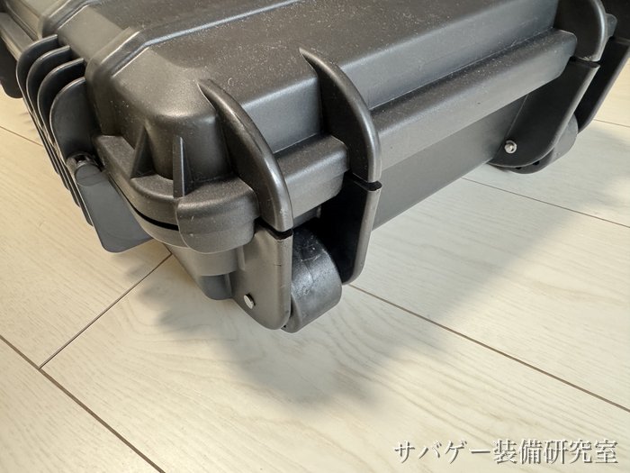 MILITARY-BASE ワイドライフル ハードケースの角の下の車輪(キャスター)