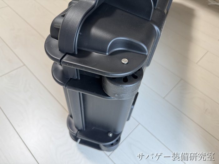 立てたMILITARY-BASE ワイドライフル ハードケースの車輪のある端