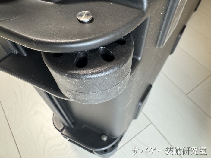 MILITARY-BASE ワイドライフル ハードケースの車輪の寄り(樹脂の車輪)
