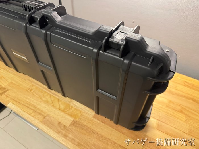 MILITARY-BASE ワイドライフル ハードケースの右の端のロック
