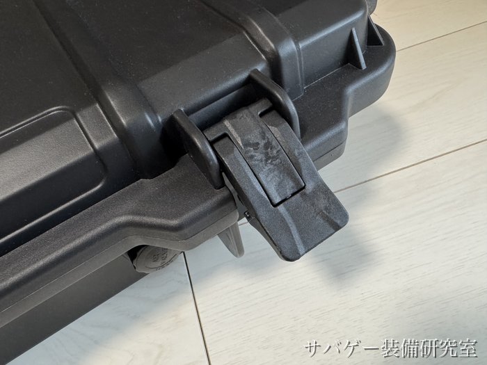 MILITARY-BASE ワイドライフル ハードケースのロックを起こしているところ