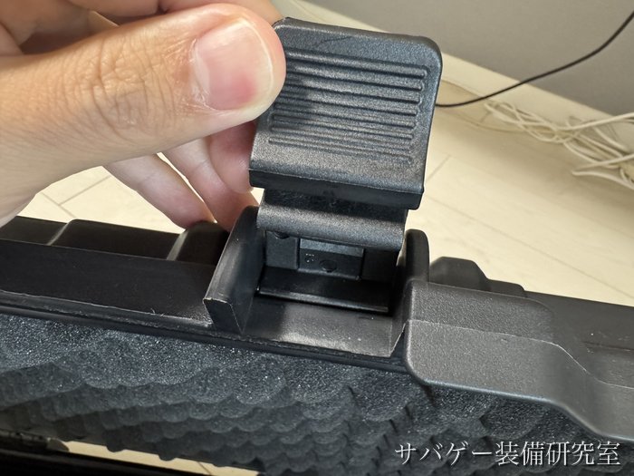 MILITARY-BASE ワイドライフル ハードケースのロックを指でつまんで持ち上げたところ