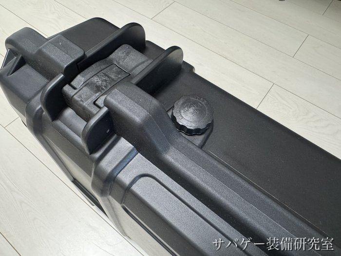 MILITARY-BASE ワイドライフル ハードケースの端のロックと空気の弁