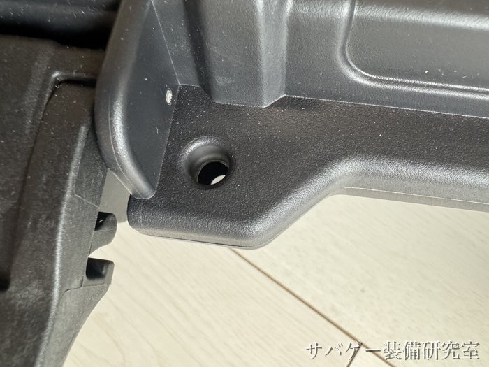MILITARY-BASE ワイドライフル ハードケースの蓋の側の南京錠を通す穴