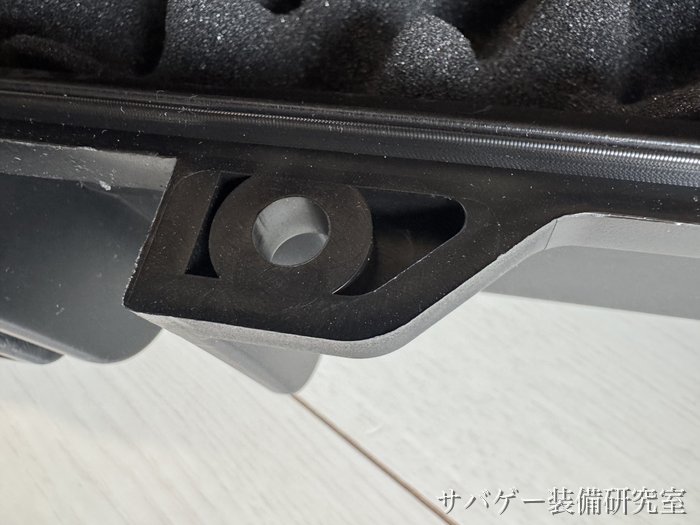 MILITARY-BASE ワイドライフル ハードケースの本体の側の南京錠を通す穴