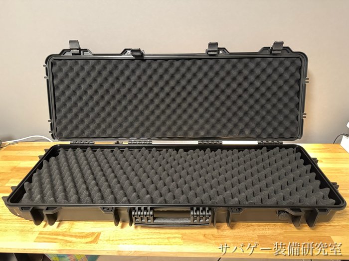 MILITARY-BASE ワイドライフル ハードケースを開けたところ(上も下も波型のスポンジ)