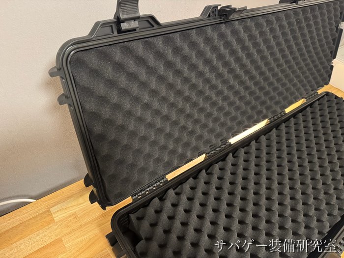 MILITARY-BASE ワイドライフル ハードケースの蓋の側の波型スポンジと蝶番