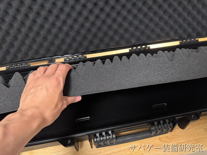 MILITARY-BASE ワイドライフル ハードケースの下のスポンジを手で持ち上げたところ