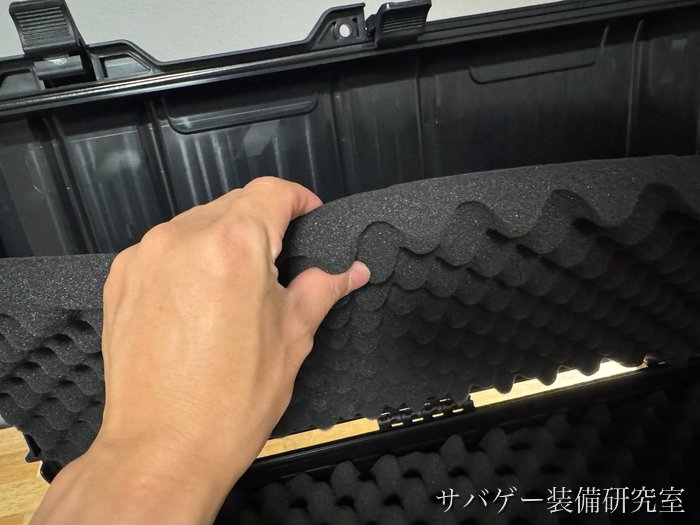 MILITARY-BASE ワイドライフル ハードケースの蓋の側のスポンジをつかんでめくったところ
