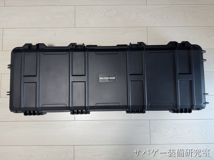 床に置いたMILITARY-BASE ワイドライフル ハードケースを真上から