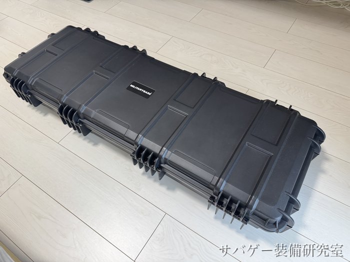 床に置いたMILITARY-BASE ワイドライフル ハードケースをななめから