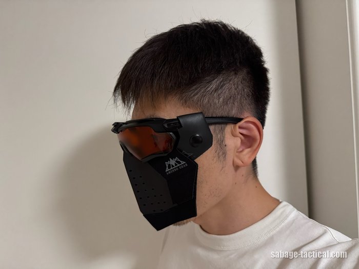 管理人がS.A.S FACE GUARD Gen.2とADDITIONAL PADを着けた横顔(目元はぼかし)
