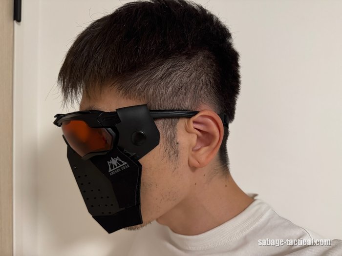 S.A.S FACE GUARD Gen.2とADDITIONAL PADを着けた横顔を近くから(目元はぼかし)