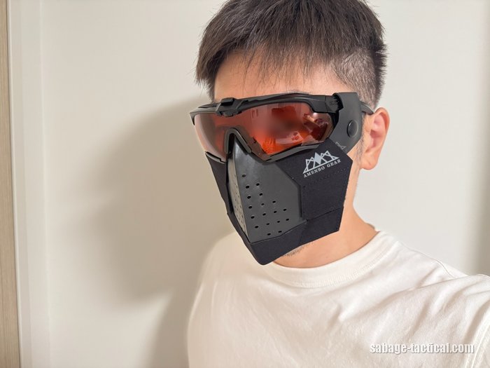 管理人がESS クロスボウにS.A.S FACE GUARD Gen.2とADDITIONAL PADを付けて着けた顔(ななめ前から・目元はぼかし)
