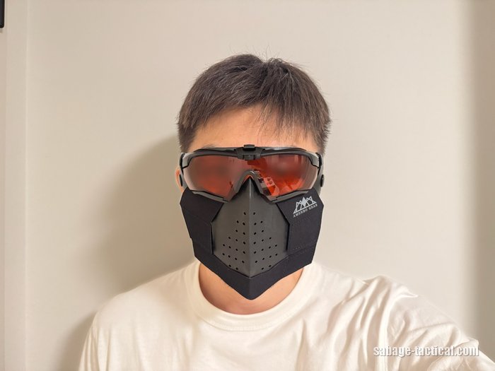 S.A.S FACE GUARD Gen.2とADDITIONAL PADを着けた顔を正面から(目元はぼかし)