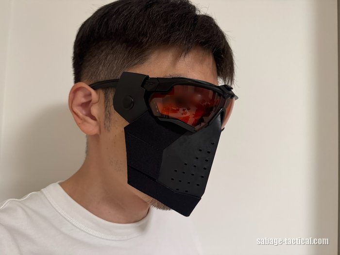 S.A.S FACE GUARD Gen.2とADDITIONAL PADを着けた顔を反対のななめ前から(目元はぼかし)