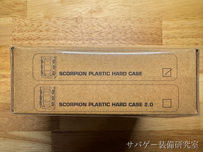 管理人が買ったTAILOR JAPAN ライフル マガジンポーチ(ブラックマルチカム):箱の側面。「SCORPION PLASTIC HARD CASE」と「…2.0」の選択欄(前者に印)