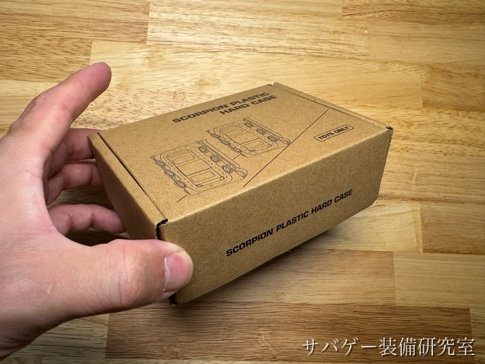 管理人が買ったTAILOR JAPAN ライフル マガジンポーチ(ブラックマルチカム):箱を手で持ったところ(片手に収まる大きさ)
