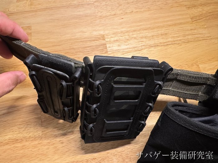 管理人が買ったTAILOR JAPAN ライフル マガジンポーチ(ブラックマルチカム):クリップをベルトのMOLLEに通しているところ