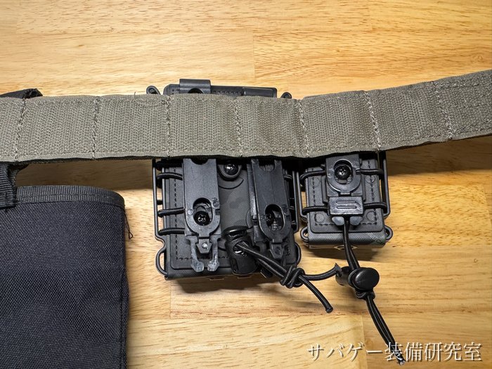 管理人が買ったTAILOR JAPAN ライフル マガジンポーチ(ブラックマルチカム):ベルトの裏側から。ライフル用とハンドガン用を並べて付けたところ