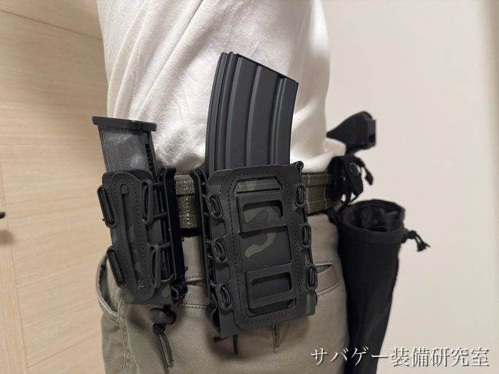 ベルトに付けたTAILOR JAPAN ライフル マガジンポーチ(ブラックマルチカム)にM4のマガジンを入れて、ハンドガン用と並べたところ