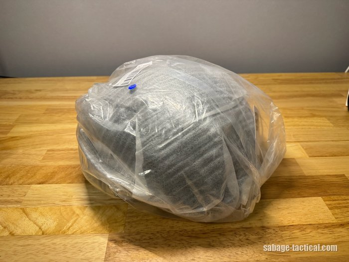T.D.Well サバゲーヘルメット FAST PJ タイプが透明の袋と灰色の緩衝材に包まれた状態(横から)