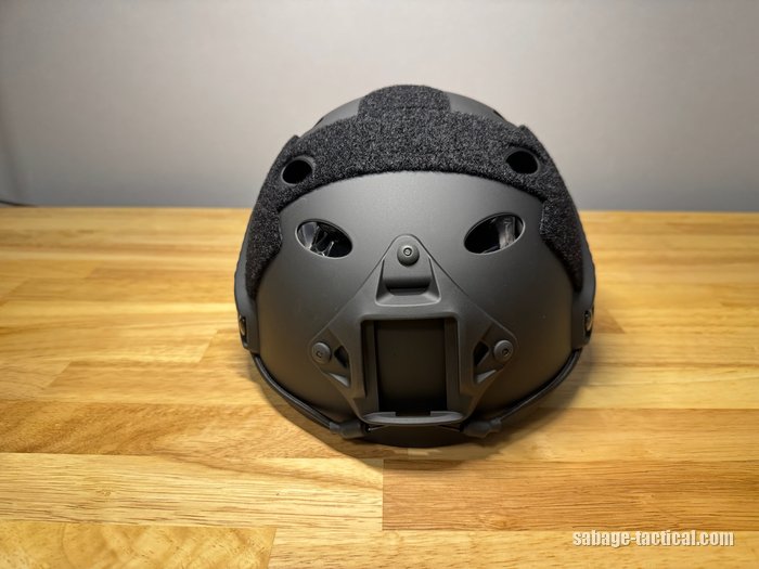 T.D.WellのFASTタイプヘルメットを正面から。前のNVGシュラウドと通気の穴