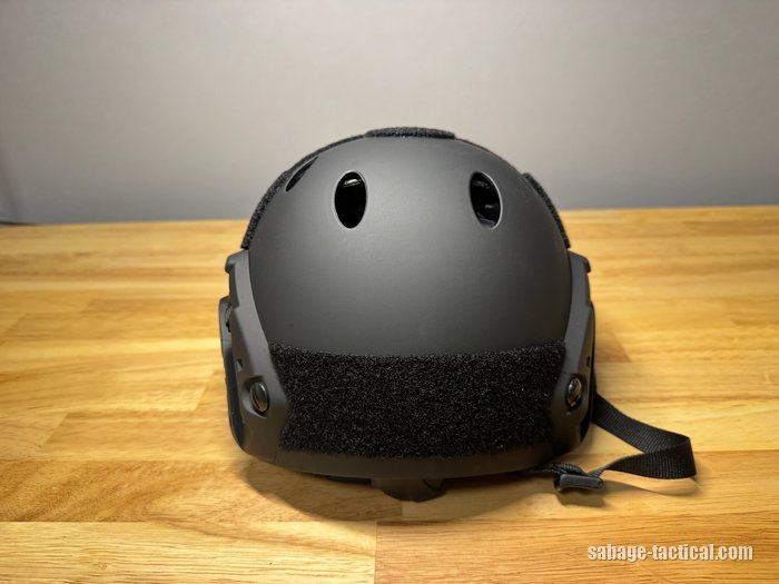 T.D.WellのFASTタイプヘルメットを後ろから。後ろのベルクロとあごひも