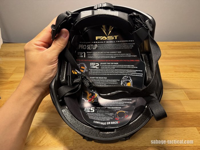 T.D.WellのFASTタイプヘルメットの内側。あごひもと後ろのダイヤル、英語の説明書「FAST PRO SETUP」