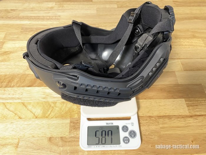 T.D.WellのFASTタイプヘルメットを管理人がはかりに載せたところ。587g