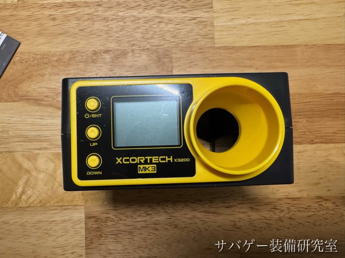 XCORTECH X3200 MK3の本体の正面(液晶とボタン3つ・弾の入口)