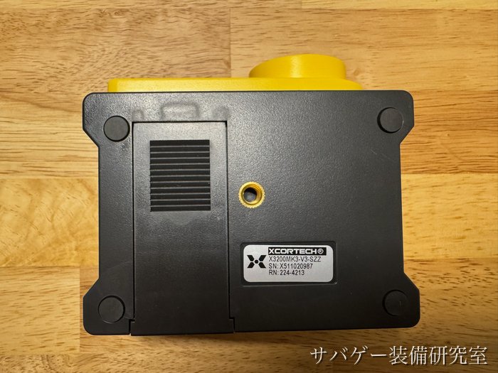 XCORTECH X3200 MK3の底面(三脚のネジ穴とシリアル番号のシール)