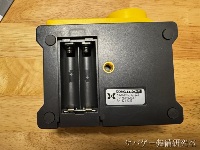 XCORTECH X3200 MK3の電池のふたを開けたところ(単三2本の場所)